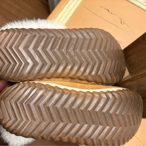 Sorel Tan Boots with White Fur Trim - Picture 3 of 3